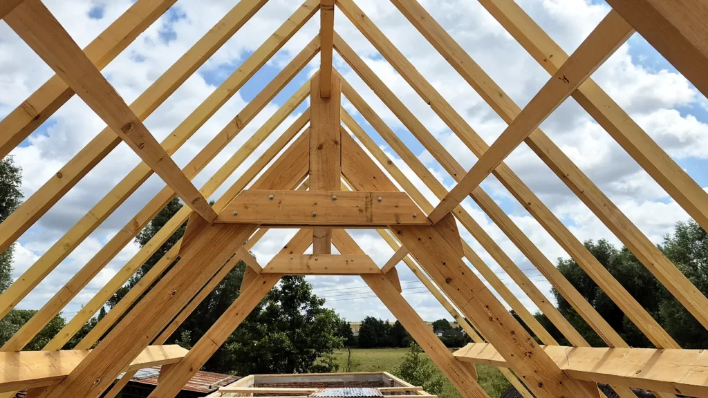 Charpente traditionnelle neuve vue de l'intérieur, poinçon, entrait et chevrons