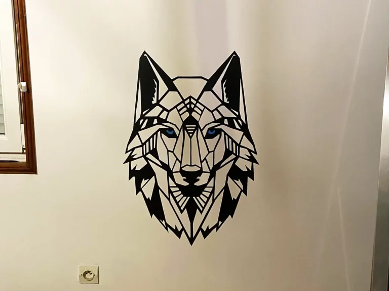 Fresque murale géométrique en noir représentant une tête de loup aux yeux bleus, peinte sur un mur blanc de cuisine.