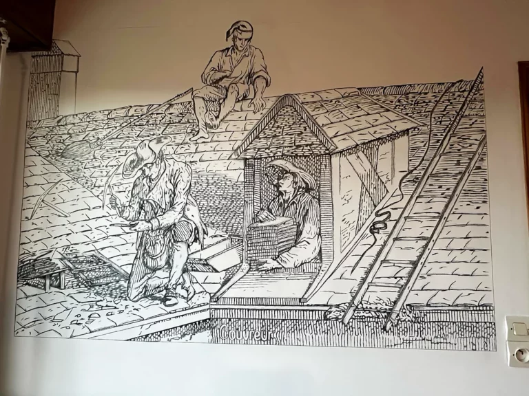 Grande fresque murale au trait noir illustrant trois couvreurs posant des ardoises sur une toiture avec lucarne et échelle.