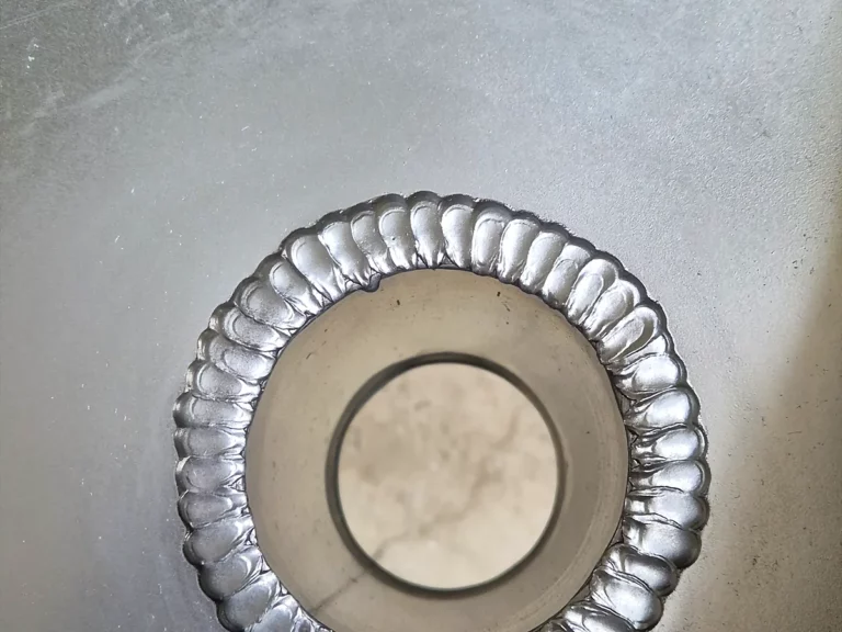 Naissance de descente d'eau pluviale soudée au fond d'un chéneau en zinc, soudure régulière sur tout le pourtour.