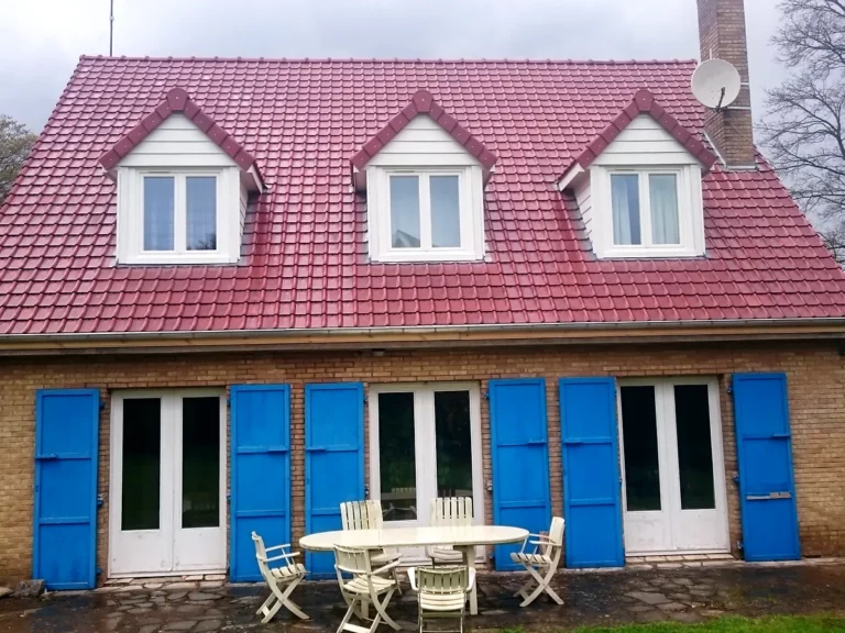 La même maison après réfection, avec une couverture en tuiles de terre cuite neuves et uniformes.